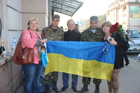Волонтери зустріли на вокзалі Чернівців двох вояків з АТО. Ще 28 героїв  повернуться на Буковину завтра