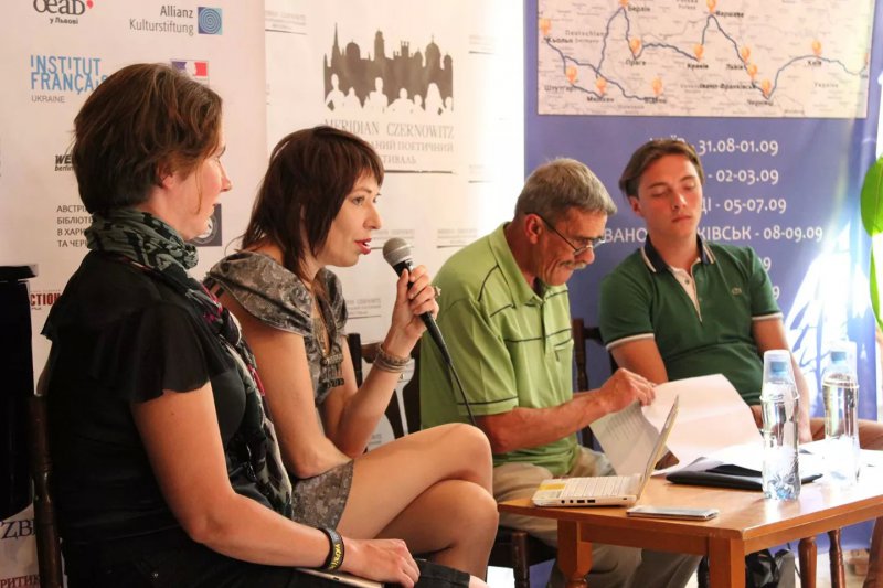 Українські поети розповіли в Чернівцях про свою громадянську позицію, а поет з Данії співав про всесвітню історію