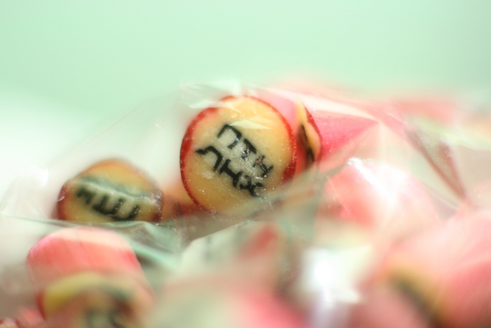 У Чернівцях з’явилися цукерки із написом ПТН ПНХ