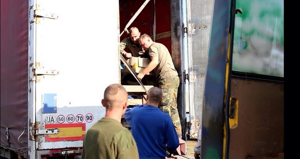 Козак Гаврилюк пообіцяв Руслану Панчишину допомогти розвести по школах  Сватівського району  привезені в зону АТО з Чернівців канцтовари