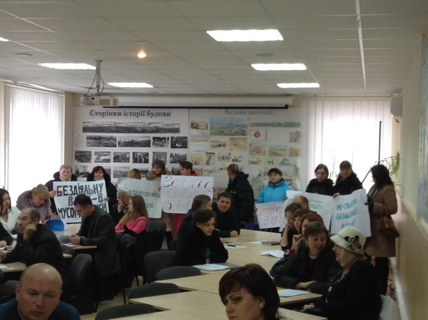 Максим Бурбак вже почав виконувати передвиборчі  обіцянки: підтримав громаду Новодністровська, яка бореться проти закриття школи