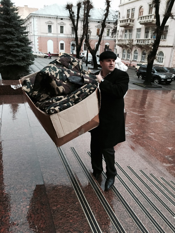 Іван Мунтян передав сім комплектів військового зимового обмундирування для бійців, що від’їздять в зону АТО