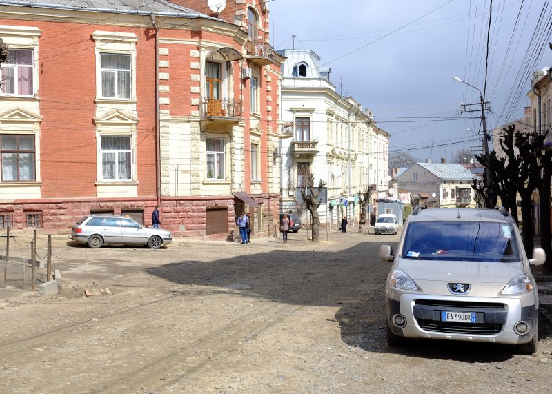 Попередня міська влада не замовляла проект власне дороги на вулиці Б.Хмельницького, тому здати її вдасться лише наступного року 