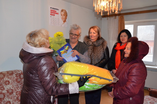 Сторожинецькі «батьківщинівці» привітали з ювілеєм активіста, який у дні Майдану передав 8 тис. грн. «на визволення Юлії Тимошенко»