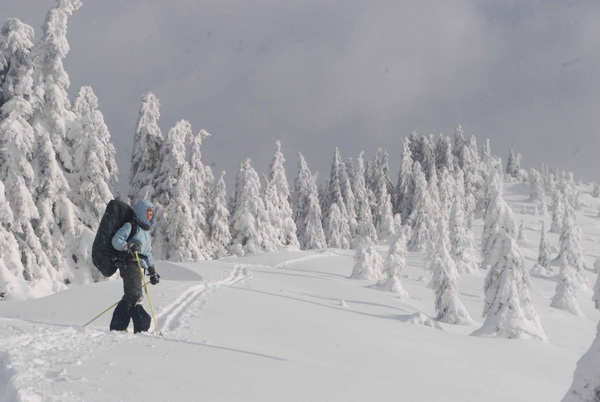 Група глибоцьких туристів здійснила лижний похід Українськими Карпатами