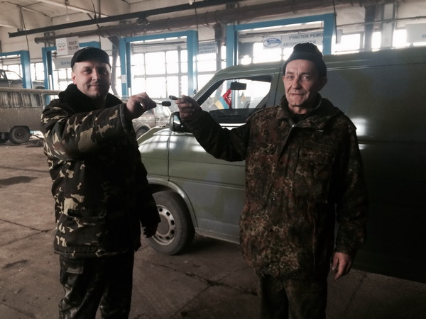 Волонтери-«ударівці» доправили допомогу до блокпостів в райони Лисичанська та Дебальцевого, де багато вихідців з Новоселиччини (оновлено)