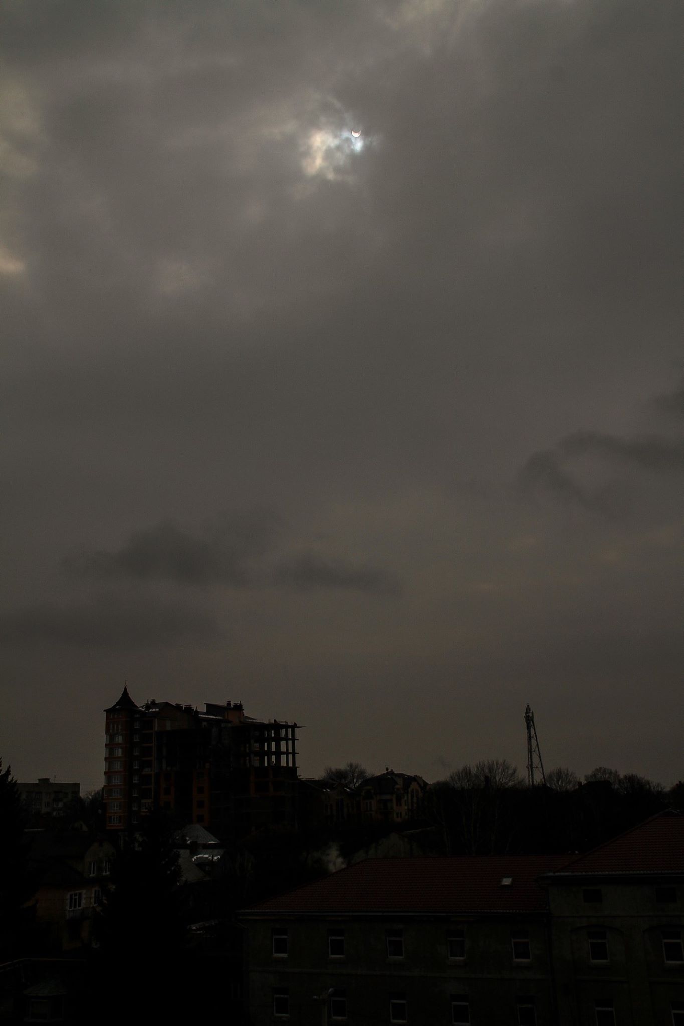 Над Чернівцями пройшло сонячне затемнення