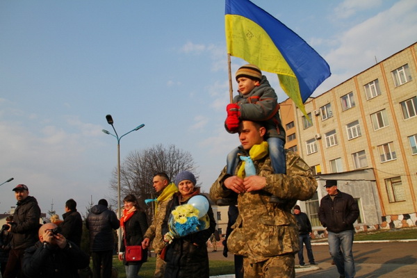 У Чернівцях з квітами та оркестром зустріли понад 200 військових із зони АТО (ФОТО)