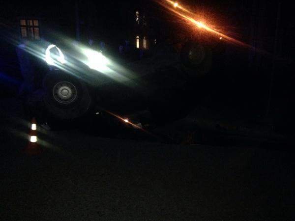 На розі вулиць Федьковича-Гузар легковик  перекинувся догори колесами (оновлено)