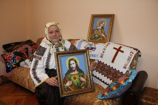 Марія Ткачук зі Старого Вовчинця  до Великодня вишила дві ікони
