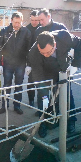 Мер Чернівців з моделями під пильним оком Кобевка садив дерева (ФОТО)