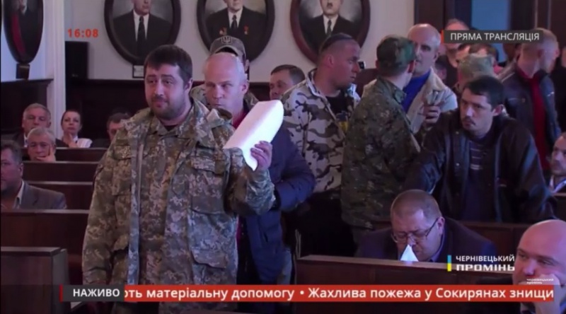 Чернівецькі депутати не змогли перейменувати вулицю Московської олімпіади:  учасники АТО заблокували сесійну залу