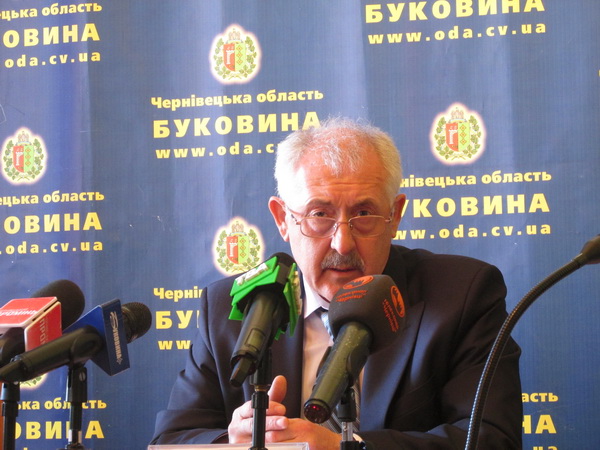 Голова Чернівецької ОДА заробляє удвічі менше, ніж його дружина