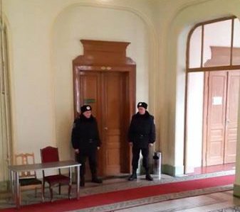 Буковинським 'свободівцям'  не сподобалась охоронна структура, яка  замість міліції віднедавна охороняє Чернівецьку ОДА