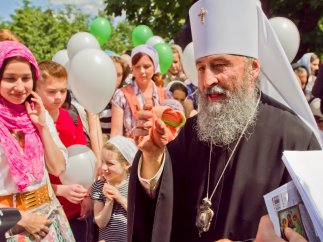 Митрополит Онуфрий наградил детей погибших в АТО бойцов денежными премиями и билетами в киевский аквапарк