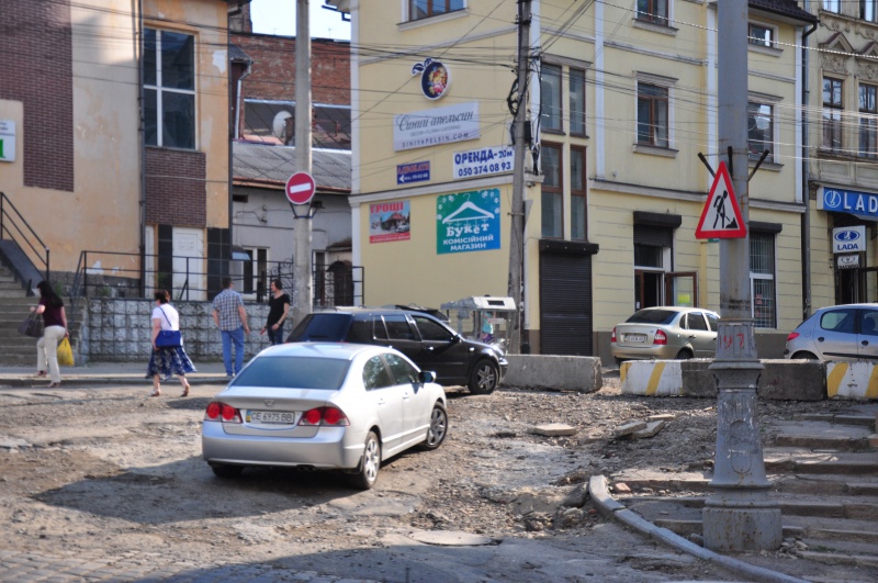 Дорожники на вулиці Богдана Хмельницького другого червня надовго не показувалися