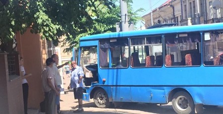 У центрі Чернівців автобус із людьми врізався у стіну