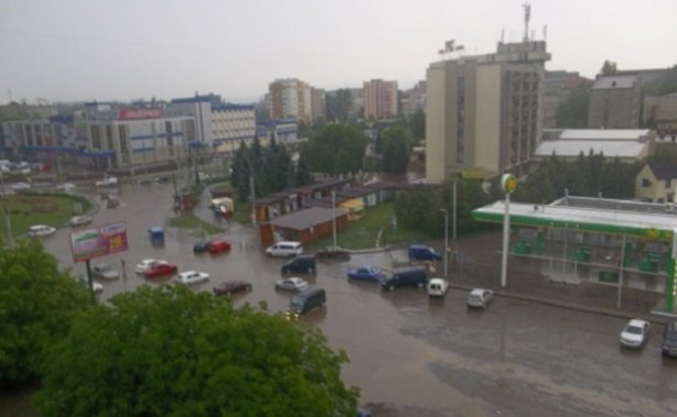 Ливень в Черновцах: затоплены центральные улицы города (фото+відео)