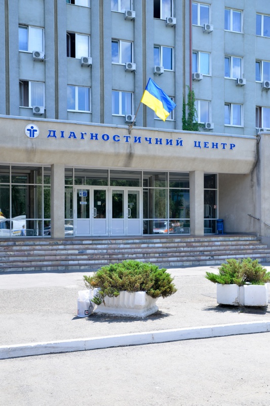 У Чернівцях діагностичний центр «замінували» коробкою з черешнями