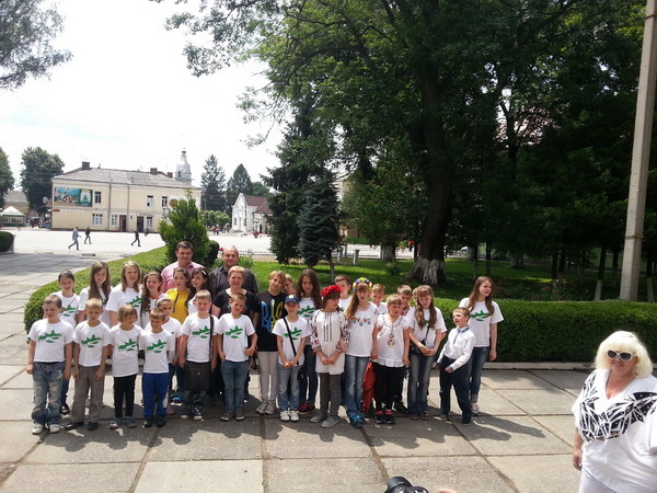 «Батьківщинівці» привезли подарунки луганським дітям, які відпочивають на Буковині