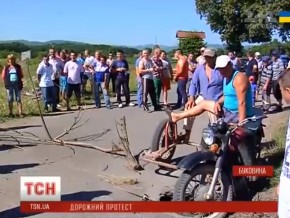 Жителі трьох сіл у Чернівецькій області перекрили дорогу