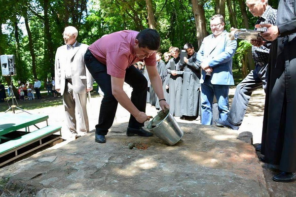 Бурбак - нардепам:  «Дайте на пам’ятник від себе,  а не вимагайте від Каспрука. Не збіднієте!»