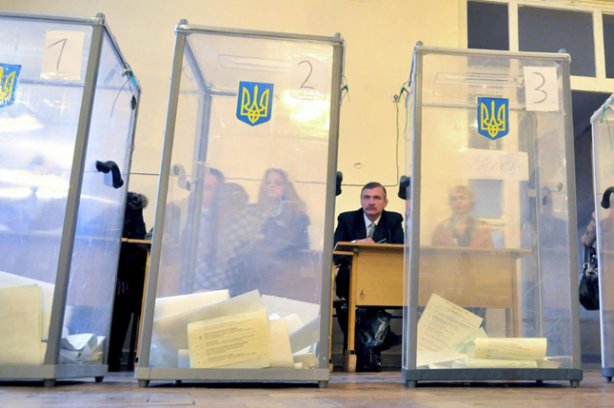 Кандидати від однієї партії, щоб гарантовано потрапити до ради, мотивовані занижувати явку й результати в округах своїх однопартійців або завищувати у своєму, - експерт