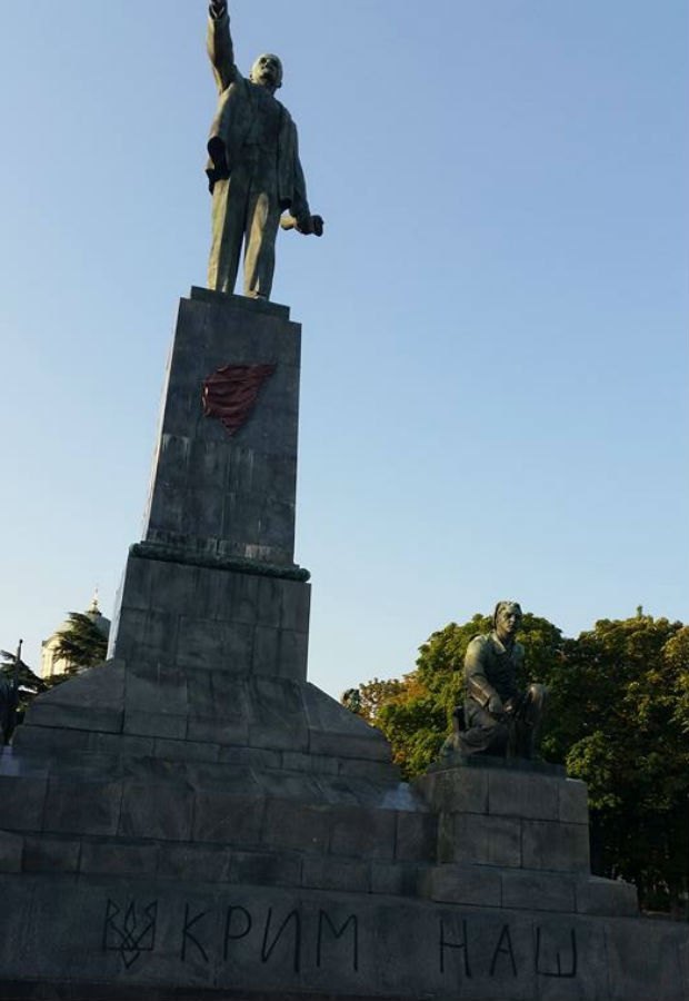У Севастополі на пам'ятнику Леніну намалювали тризуб