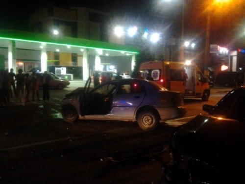 У Чернівцях місцеві «мажори» влаштували вночі перегони: на Головній 'Мерседес' розтрощив таксі