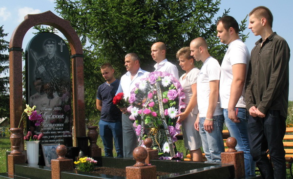 На цвинтарі Карапчева відкрили і освятили надгробний пам’ятник мужньому воїну Костянтину Лук’янюку