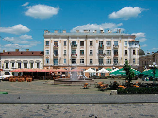 Площа Філармонії заросла травою, бо Пелепчук судиться за майно