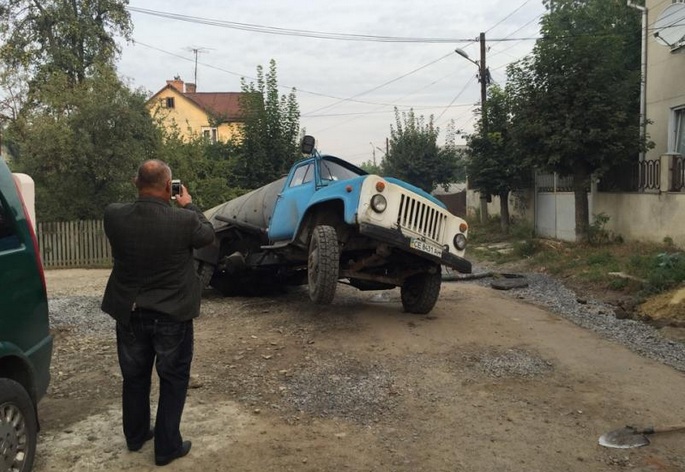 У Чернівцях вантажівка провалилась у каналізаційний люк, який понад півроку не ремонтували (ФОТО)