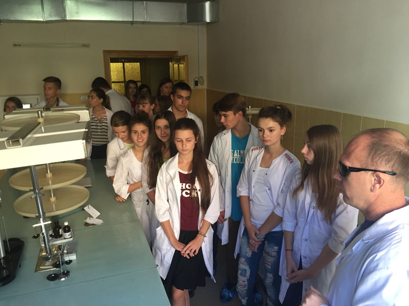 Чернівецькі ліцеїсти побачили як працює університетська аптека 'з середини'