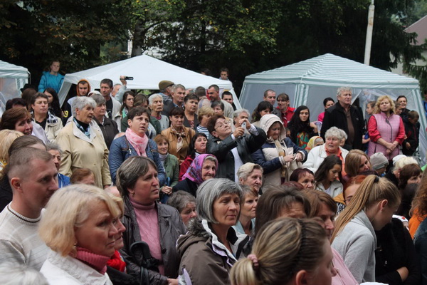 Буковинський угорець Василь Гейніш відвідав у горах самобутнього художника і різьб’яра Михайла Кузюка, який проживає поряд із Говерлою, Петросом, Заросляком