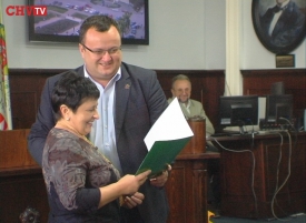 Каспрук вручив двом чернівчанкам ключі від нових квартир, на які вони чекали 41 та 33 роки