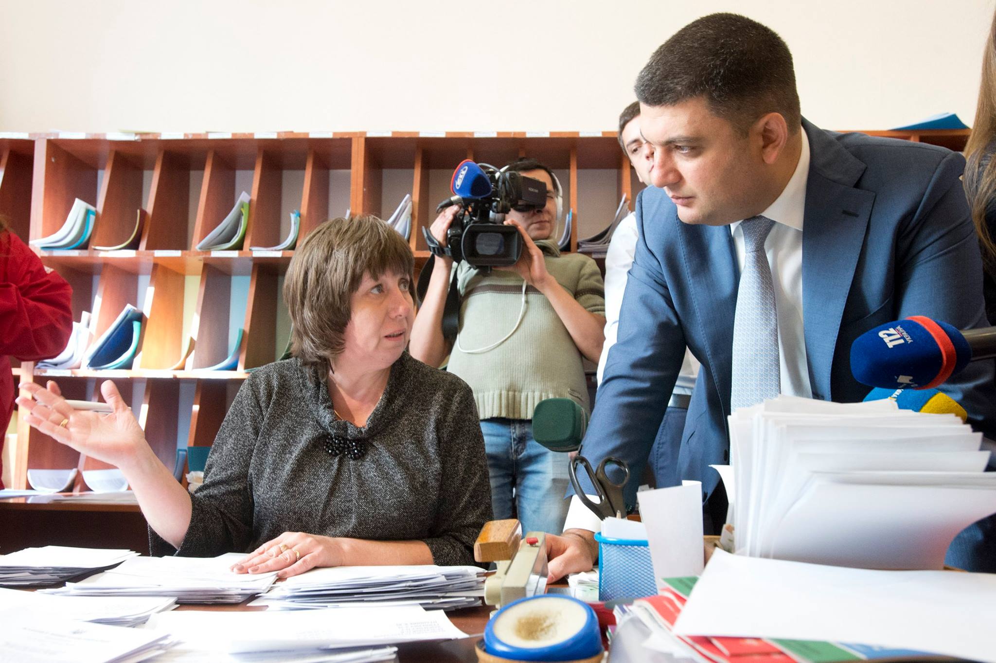 Гройсман, Луценко і Бурбак пропонують економити тонни паперу, запровадивши електронний документообіг у Раді 