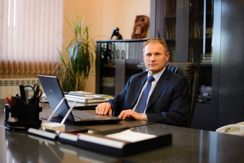 Чернівецький журналіст їдко висміяв непрофесіоналізм піарників кандидатів у депутати, які  'розводять на бабло наївного шефа за нікакущу услугу' 