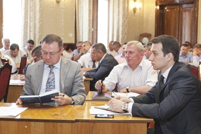 Буковинських селян змушують передплачувати обласну газету, в якій щономера вихваляють Папієва