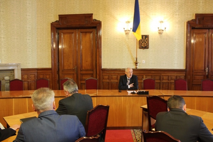 Англійці хочуть відкрити в Чернівцях завод з виготовлення автозапчастин, а поляки виробляти енергозберігаючі електролампи