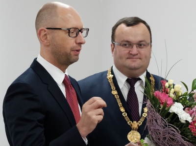 Яценюк по телефону привітав Каспрука з перемогою на виборах мера Чернівців