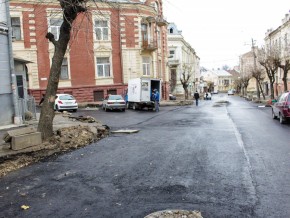 Поверх асфальту на вулиці Б. Хмельницького у Чернівцях викладуть ще гранітну бруківку