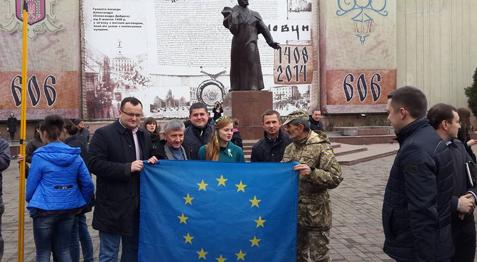 День Гідності та Свободи у Чернівцях відзначили під тим самим прапором, який розгорнули два роки тому