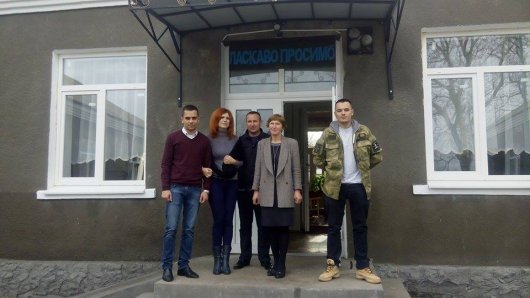 Ольга Кобевко разом з воїнами УНА-УНСО допомагає школам Новоселиччини