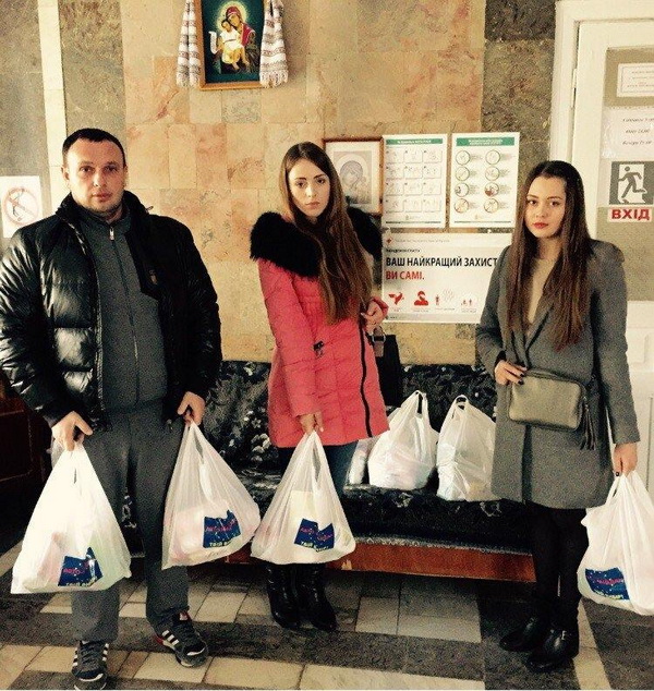 Вибори позаду, проте 'Автомайданівці' вкотре навідалися з подарунками до підопічних геріатричного пансіонату