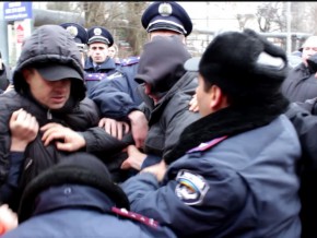 Під час заворушень на проспекті у Чернівцях побили поліцію (ВІДЕО)
