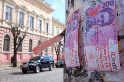 У Чернівцях масово очищають стовпи