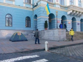 У Чернівцях активіст встановив намет під міською радою