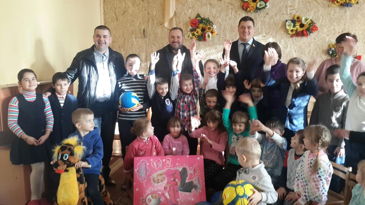 Глибоцькі «батьківщинівці» поєднали передноворічні вітання з ознайомленням з проблемами виборців