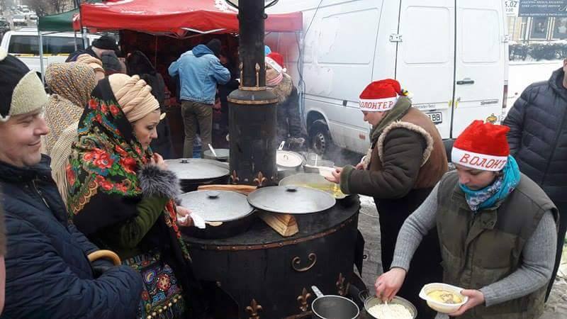 Колядки, конкурси, легендарна кухня – на Театральній площі Різдвяний ярмарок (ФОТО)