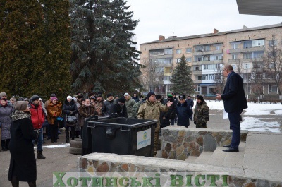 У Хотині - протест з шинами і альтфатером: мешканці бояться ліквідації району